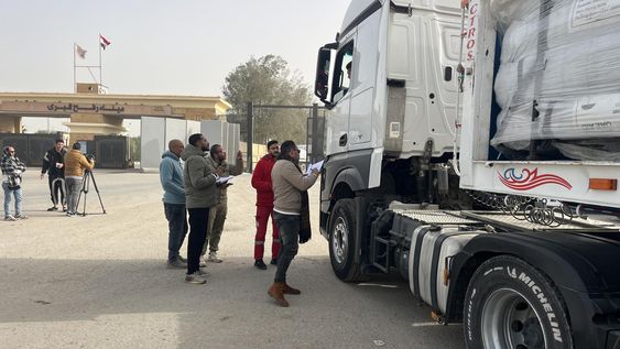 Camiones de ayuda humanitaria se alinean en el cruce fronterizo de Rafah, entre Egipto y la Franja de Gaza.