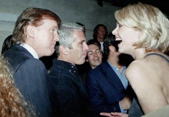 Donald Trump, junto a Jeffrey Epstein en una fiesta.