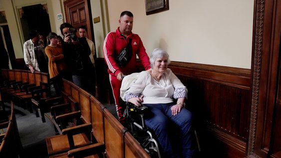 Militante por la legalización de la muerte asistida Beatriz Gelos, quien padece Esclerosis Lateral Amiotrófica, durante la votación en el Senado de la ley de Muerte Digna