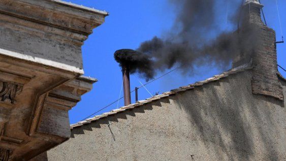 Humo negro sale de la chimenea de la Capilla Sixtina, junto a la Basílica de San Pedro, en el segundo día del cónclave para elegir al nuevo papa en la Ciudad del Vaticano, 8 de mayo de 2025 Humo negro sale de la chimenea de la Capilla Sixtina, junto a la Basílica de San Pedro, en el segundo día del cónclave para elegir al nuevo papa en la Ciudad del Vaticano, 8 de mayo de 2025
