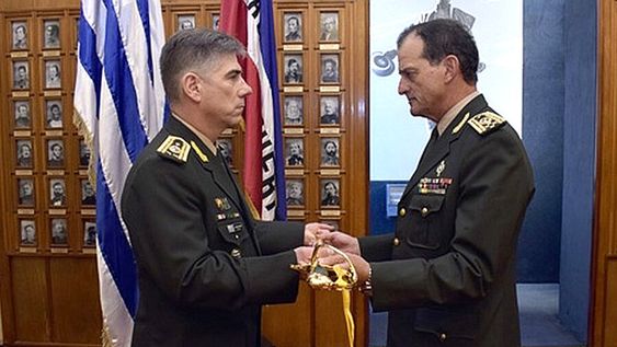 En 2017, Ricardo Fernández recibió el espadín de general de manos del comandante Guido Manini Ríos. Foto: Ejército Nacional