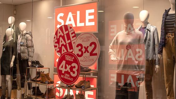 Una tienda con ofertas por fin de temporada. Una tienda con ofertas por fin de temporada.