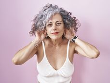 mujeres que lucen sus canas, un movimiento que crece en tension con los estandares de belleza
