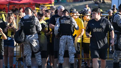 El Ministerio del Interior busca mejorar los controles de ingreso a las canchas para combatir la violencia en el fútbol. El Ministerio del Interior busca mejorar los controles de ingreso a las canchas para combatir la violencia en el fútbol.