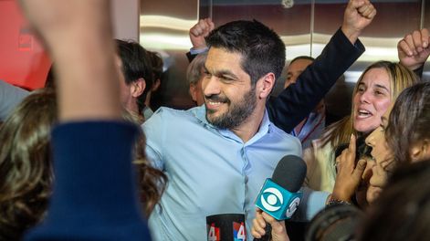 Andrés Ojeda celebrando en el Hilton Garden Inn