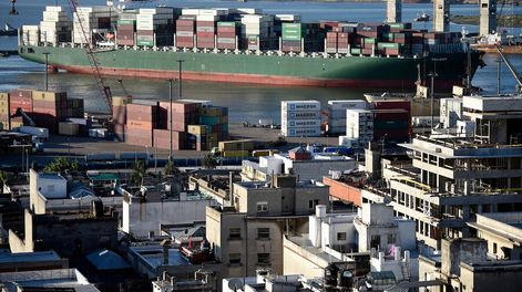 Un barco porta contenedores ingresa al Puerto de Montevideo