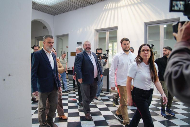 El intendente de Montevideo, Mario Bergara, recorre la sede colorada con autoridades del Comité Ejecutivo Departamental montevideano.