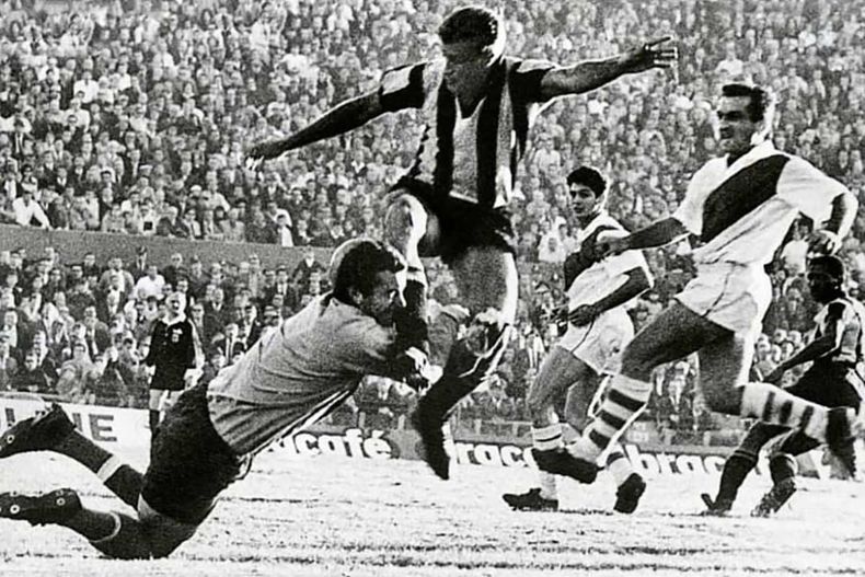 Libertadores 1966. Primera final, en Montevideo. Chocan Julio César Abbadie y Amadeo Carrizo.