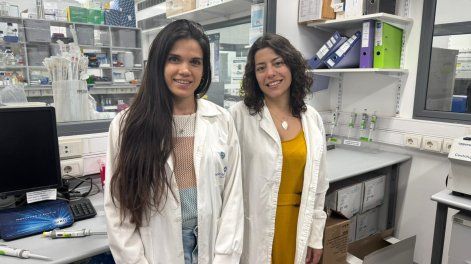 Las bioquímicas Florencia Sena y Saira Cancela, del Institut Pasteur.