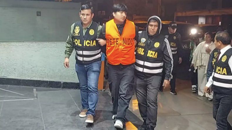 Captura de un video de AFPTV que muestra a “Pequeño J” escoltado por oficiales de policía de Perú al llegar a la sede antinarcóticos de la policía en Lima, el 30 de setiembre de 2025.