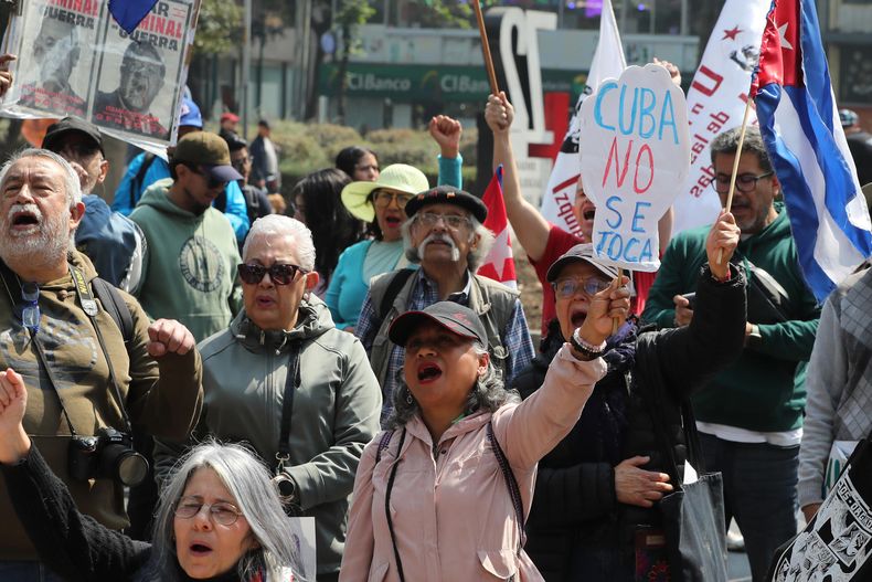 Cientos de manifestantes protestan en México contra el endurecimiento de las restricciones desde Washington hacia Cuba y pedir que el país mantenga su apoyo a la isla ante la presión del gobierno estadounidense.