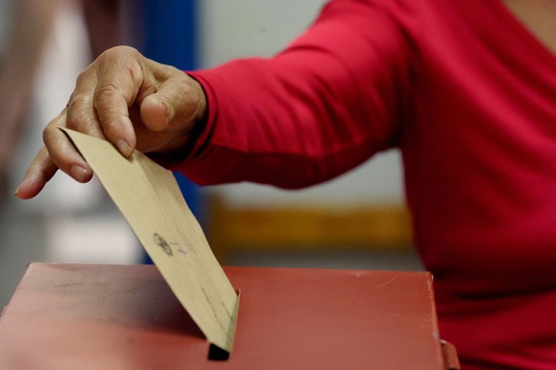 Voto ingresando a una urna.jpg