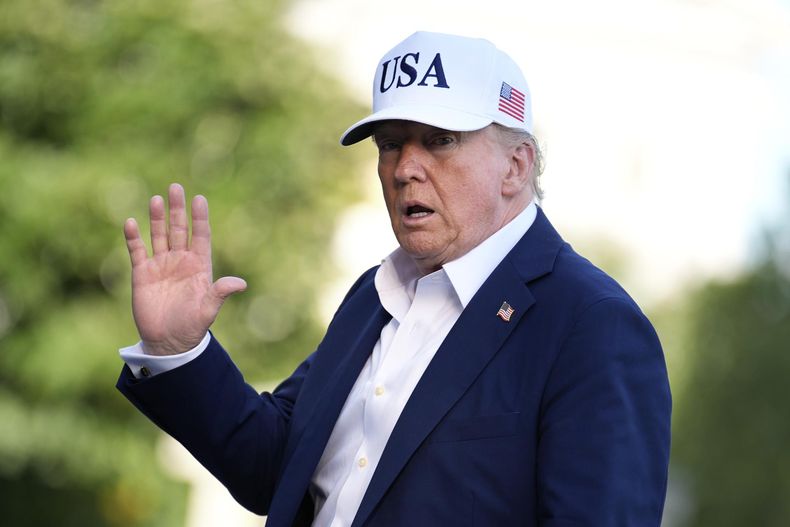 El presidente de Estados Unidos, Donald Trump, saluda a los periodistas en el jardín sur de la Casa Blanca&nbsp;
