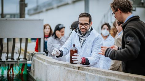 Estudiantes y docentes durante instancias prácticas del posgrado en agua de la Utec