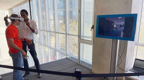 Una persona prueba los lentes inteligentes de Meta. Foto: Búsqueda