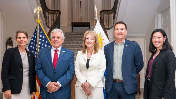 Consejera de Asuntos Comerciales de Estados Unidos Susan Hettleman, embajador de Estados&nbsp;Unidos Lou Rinaldi, vicepresidenta de la República Carolina Cosse, consejero de Asuntos Políticos y&nbsp;Económicos de la embajada James Michael Saxton-Ruiz y consejera de Prensa, Educación y Cultura&nbsp;Grace Chung.