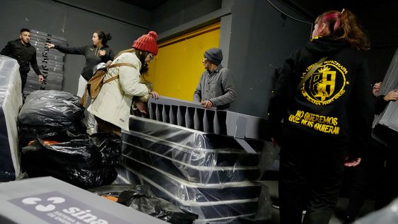Voluntarios disponen colchones en el Palacio Peñarol, uno de los lugares de refugio que estableció el Sinae durante la alerta roja. Voluntarios disponen colchones en el Palacio Peñarol, uno de los lugares de refugio que estableció el Sinae durante la alerta roja.
