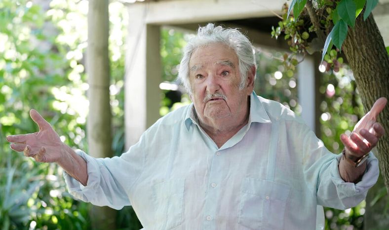 José Mujica durante la entrevista con Búsqueda. Foto: Javier Calvelo / adhocFOTOS