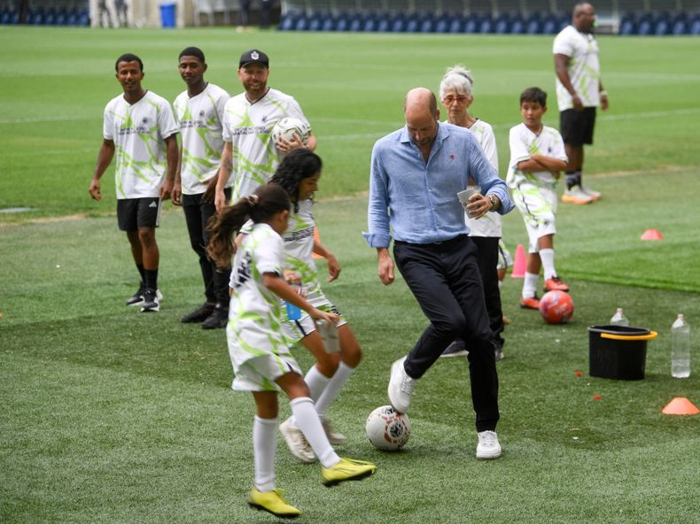En el estadio Maracaná, William participó en un entrenamiento de fútbol con niños del club Terra FC.