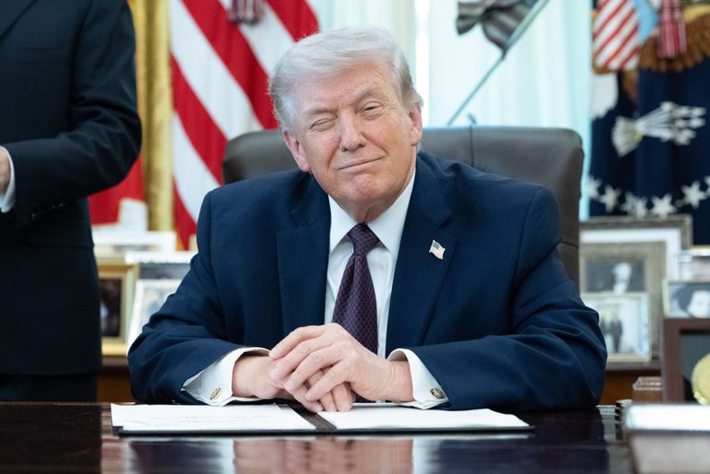 El presidente de Estados Unidos, Donald J. Trump, gesticula durante la firma de una orden ejecutiva en el Despacho Oval de la Casa Blanca.
