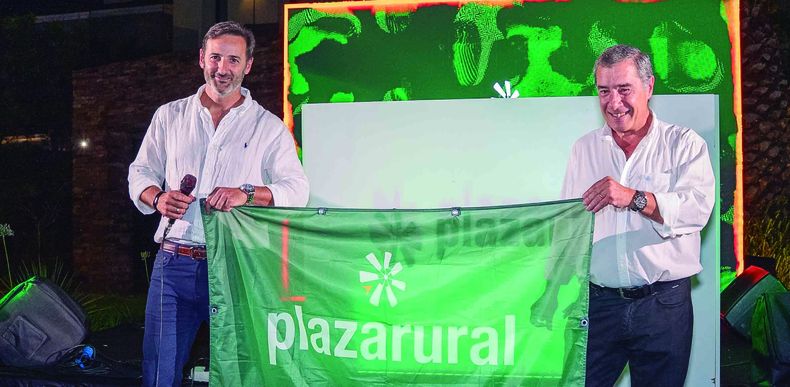 El presidente saliente de Plaza Rural, José Ignacio Aramburu, y quien asumió el cargo, el rematador Ignacio Victorica.