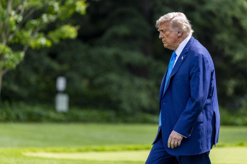 El presidente de Estados Unidos, Donald J. Trump, se dirige a bordo del Marine One en el Jardín Sur de la Casa Blanca en Washington, D.C., EE. UU., el 6 de junio de 2025