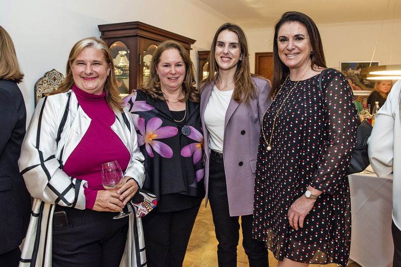 Encargada de Negocios de la Embajada de Estados Unidos Jennifer Savage, embajadora de Canadá Isabelle Valois, subsecretaria de Relaciones Exteriores Carolina Ache y presidenta de OMEU Anabela Aldaz