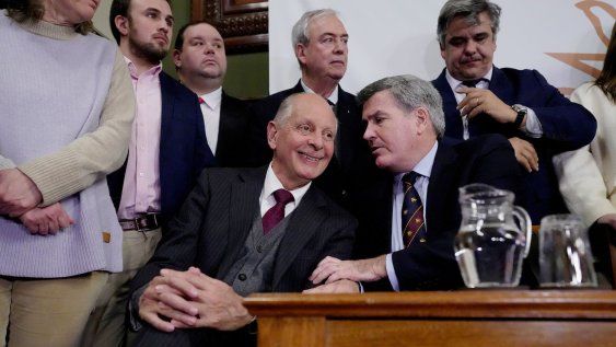 El diputado Gustavo Salle y el senador Pedro Bordaberry junto a otros legisladores, durante la conferencia de prensa en la que se anunció la denuncia parlamentaria por la compra de la estancia María Dolores por parte del Instituto Nacional de Colonización.