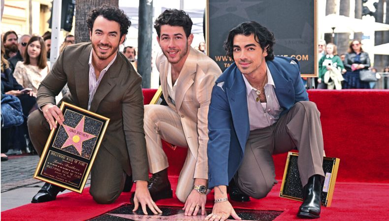 Después de 18 años de carrera finalmente los Jonas Brothers consiguieron su estrella en la Hollywood Boulevard. AFP, Frederic J. Brown