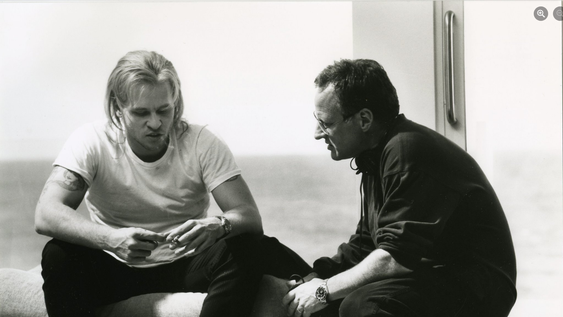 Val Kilmer y Michael Mann en la filmación de ‘Fuego contra fuego’