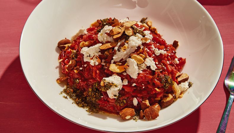 imagen de Risotto de remolacha, queso de cabra y almendras tostadas