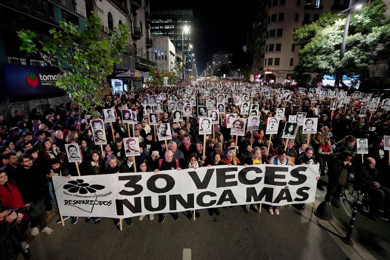 30ª Marcha del Silencio por la avenida 18 de Julio, en Montevideo