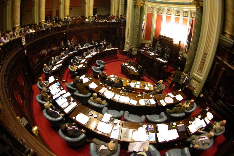 imagen de Legisladores aportan unos U$S 70.000 por mes a sus partidos a través de salarios y partidas destinadas a secretaría y prensa