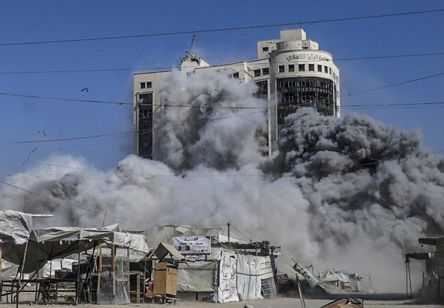 El humo se eleva desde el edificio residencial al-Roya luego de un ataque aéreo israelí en el oeste de la ciudad de Gaza, Franja de Gaza, el 8 de setiembre de 2025.