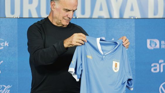 Marcelo Bielsa, durante su presentación como técnico de la selección uruguaya de fútbol, en el Estadio Centenario. Foto: Nicolás Celaya/adhocFOTOS