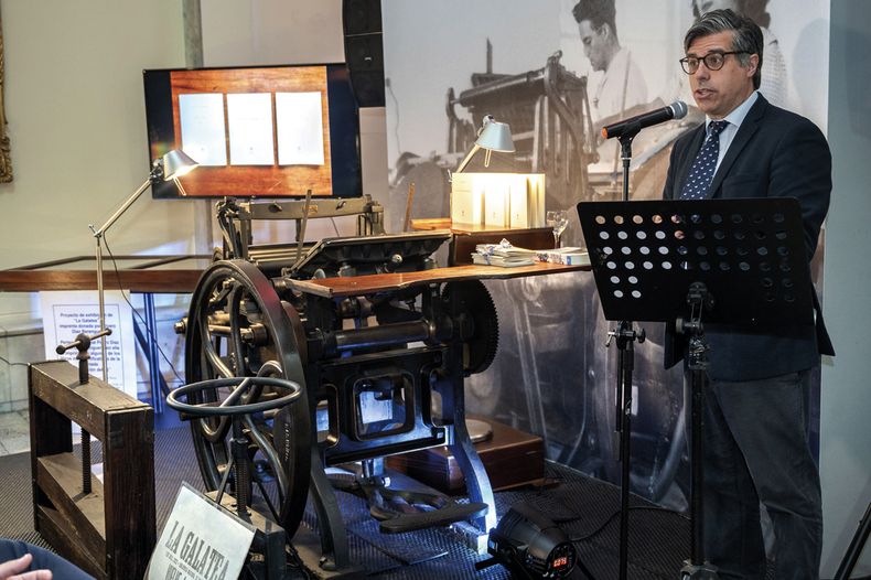Director de la Biblioteca Nacional Valentín Trujillo con la prensa La Galatea
