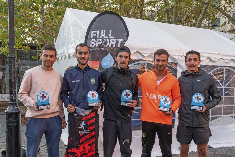 Los ganadores en 15K caballeros: quinto puesto Ezequiel Moreira, primer puesto Gaspar Geymonat, segundo Agustín Camopiano, tercero Carlos Nantes y cuarto Matías Scaldaferro. Fotos: fotos: Valentina Weikert