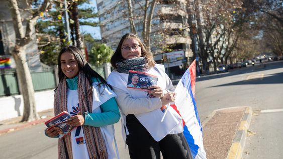 Militantes del Frente Amplio reparten listas durante la campaña hacia las elecciones internas de 2024 Militantes del Frente Amplio reparten listas durante la campaña hacia las elecciones internas de 2024