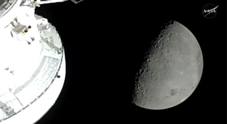 La nave espacial Orión se aproxima a la cara oculta de la Luna durante el sobrevuelo lunar de Artemis II el 6 de abril de 2026.