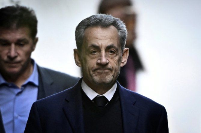 Arranca la condena del expresidente francés Sarkozy.