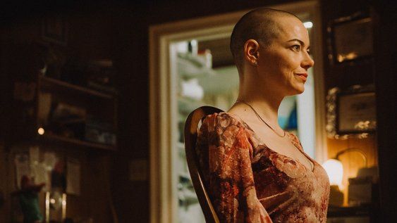 Emma Stone es Michelle en Bugonia, la nueva película de Yorgos Lanthimos que se estrena en cines este jueves 11 de diciembre.