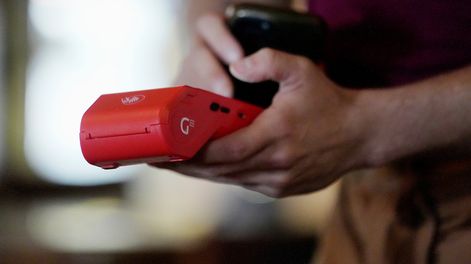 Un pago mediante tarjeta en un comercio de Montevideo. 