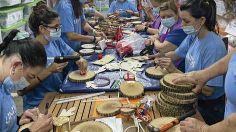 Búsqueda | Souvenirs navideños por parte de voluntarios de Fundacion Canguro en Navidad.jpg