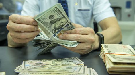 Un operador del mercado de dólar, que transcurre por un mes particular del año. Foto: AFP