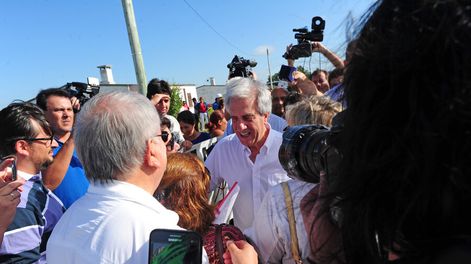 imagen de Vázquez volvió al ruedo rompiendo su formalidad característica para “poner la cara” y poder atender mano a mano a los enojados