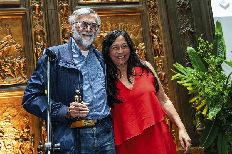 Carlos Demasi, ganador en la categoría Historia nacional por Uruguay en transición, con Alicia Guglielmo, presidenta de la Cámara del Libro