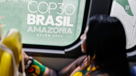 Una indígena llega a la Cumbre de los Pueblos en la COP30, en Belém (Brasil).