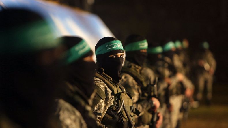 Miembros de las Brigadas Ezzedine al-Qassam, brazo armado del movimiento extremista Hamás, vistos en una reunión el 31 de enero de 2016.