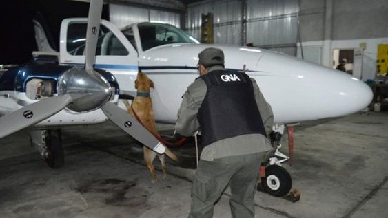 Una de las aeronaves, marca Baron, durante su decomiso en Argentina en 2021. Una de las aeronaves, marca Baron, durante su decomiso en Argentina en 2021.