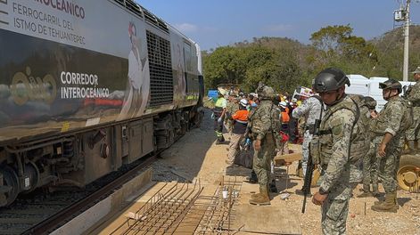 Soldados del Ejército Mexicano y miembros de Protección Civil rescatan a pasajeros del tren Interoceánico que descarriló en Nizanda, estado de Oaxaca, en su ruta a Coatzacoalcos, México, el 28 de diciembre de 2025.